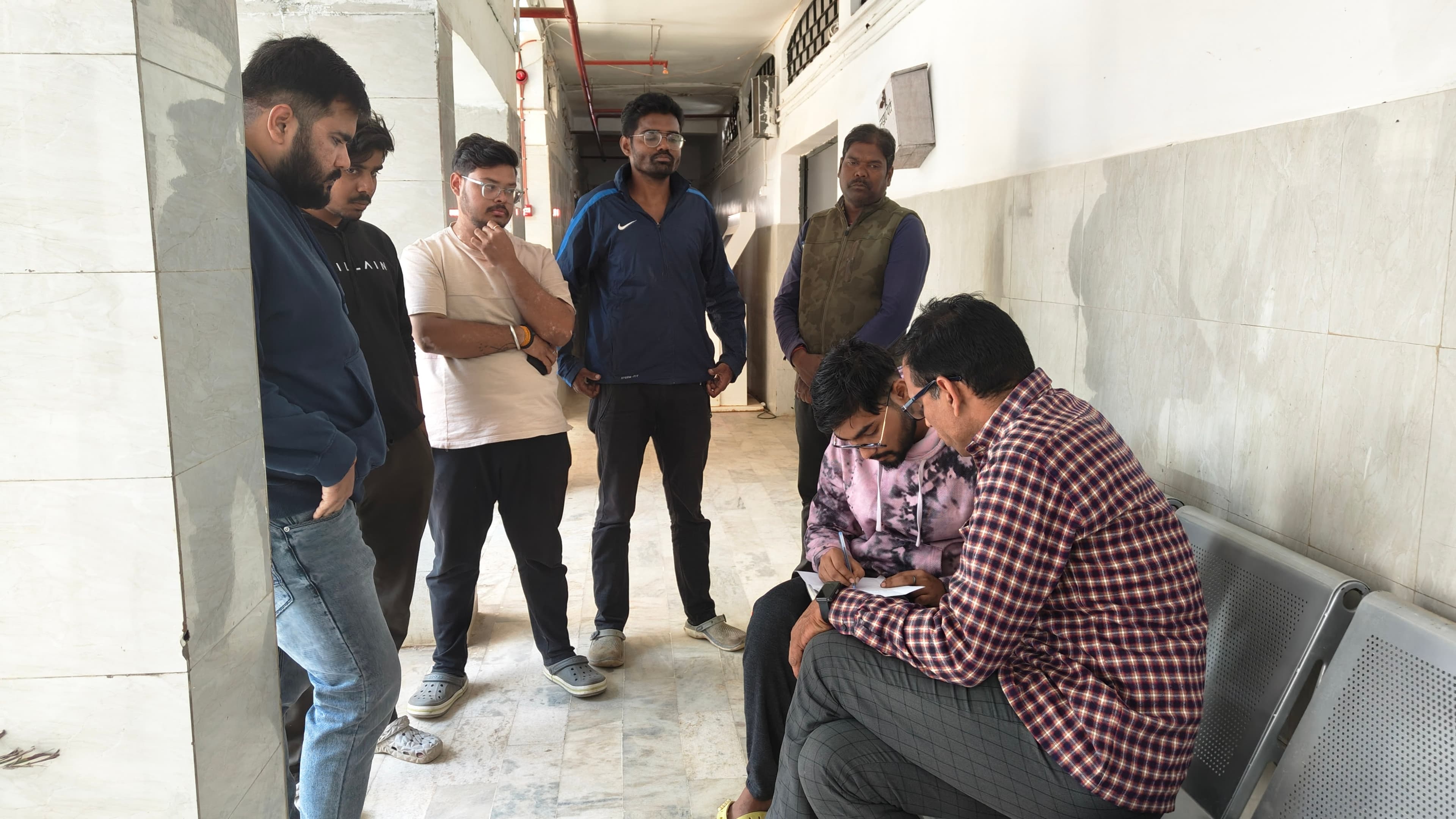 जानकारी प्राप्त करती पुलिस