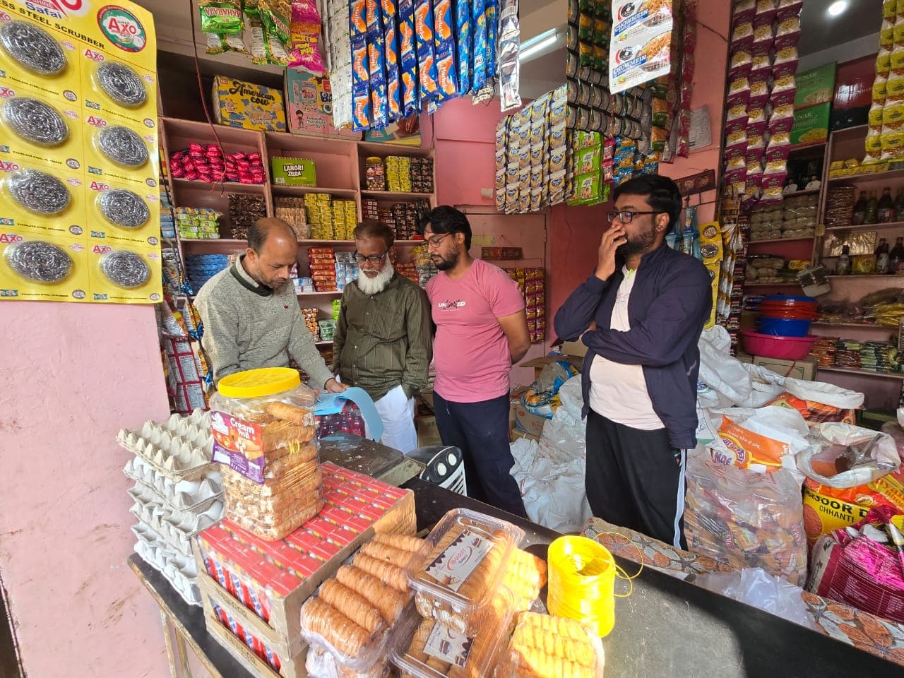 जांच करते अधिकारी