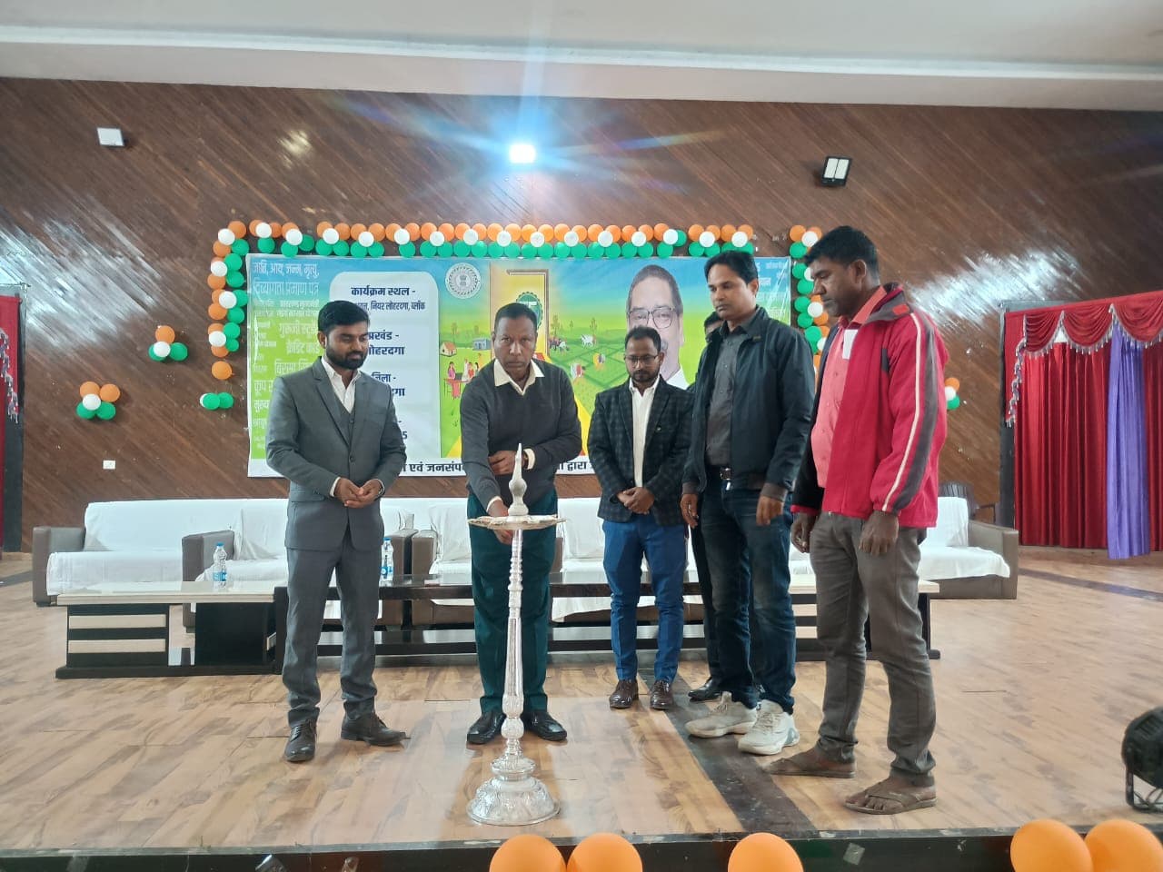 कार्यक्रम का उद्घाटन करते मुख्य अतिथि व अन्य