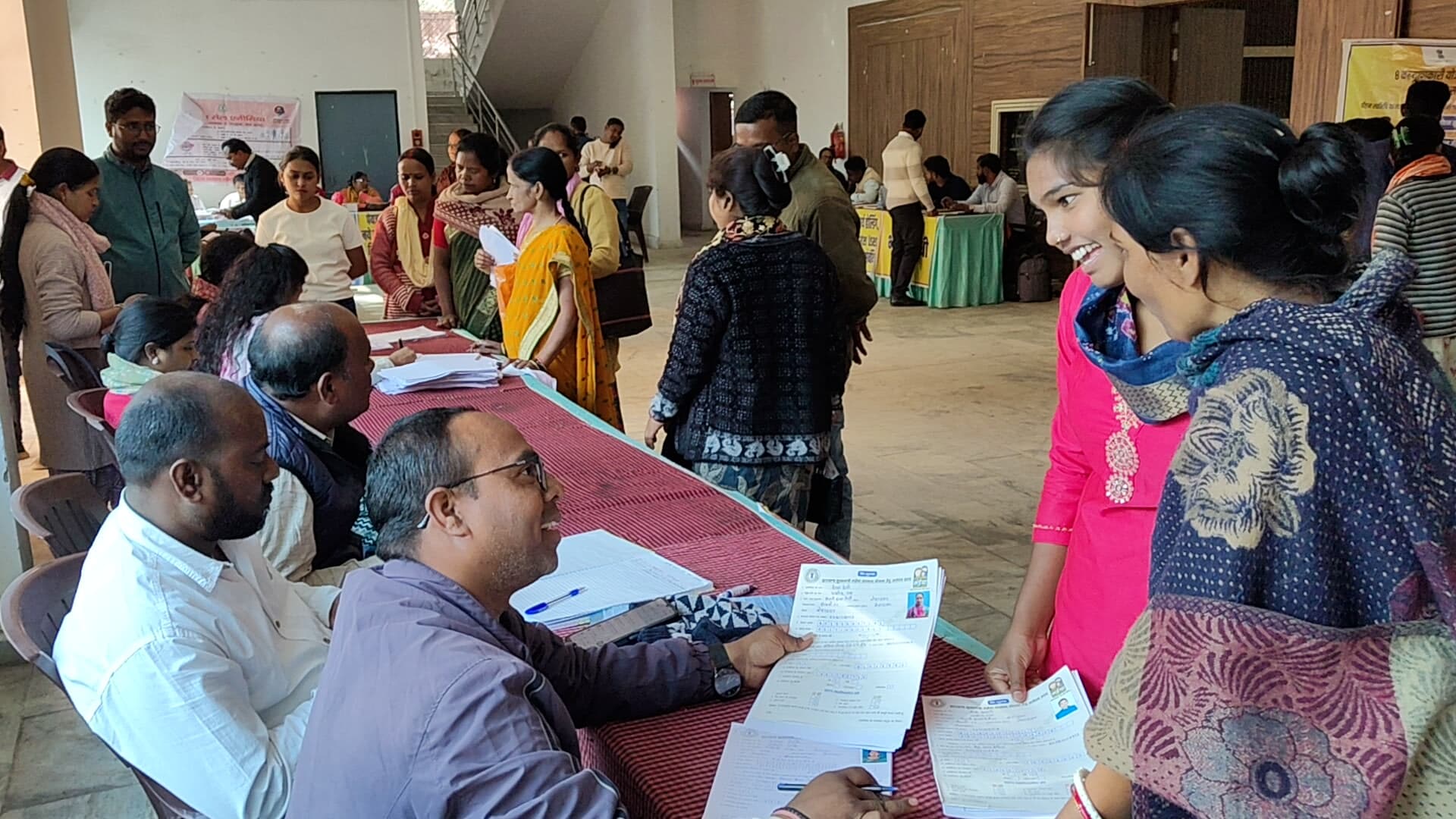 अपनी समस्याओं को लेकर उपस्थित लोग