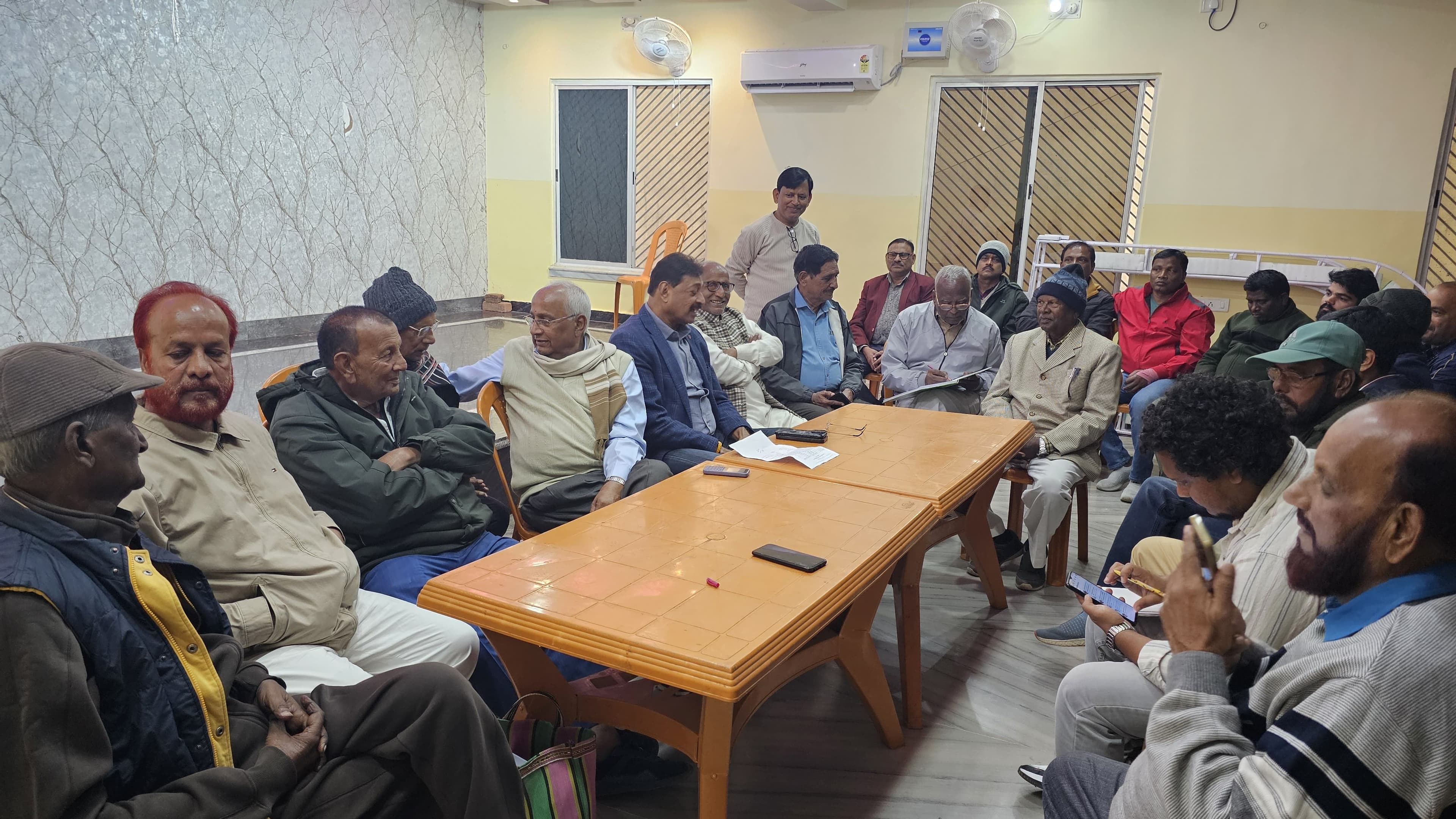 बैठक करते पदाधिकारीगण