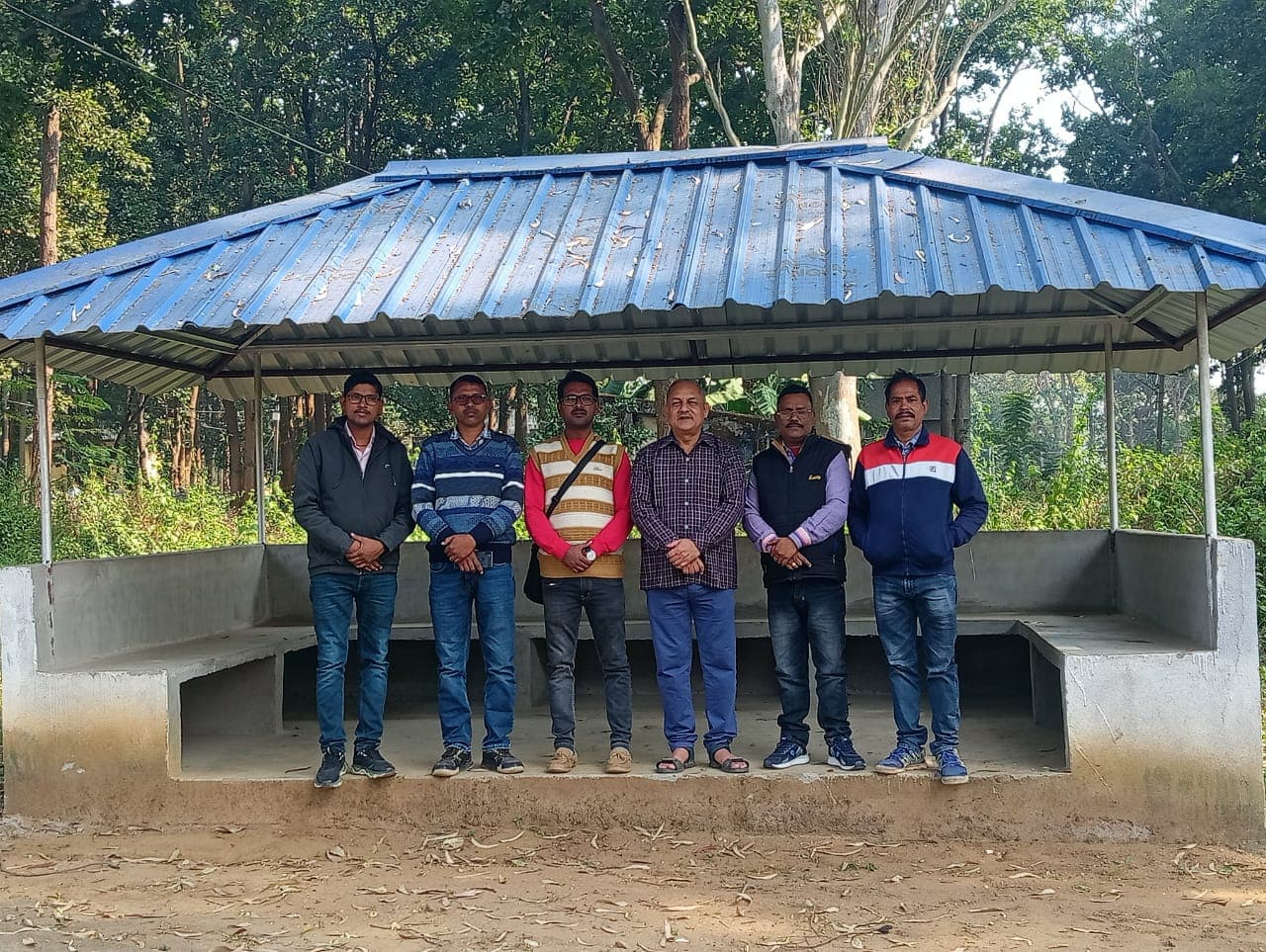 बैठक के दौरान उपस्थित पूर्ववर्ती छात्र व विद्यालय संचालन समिति सदस्य