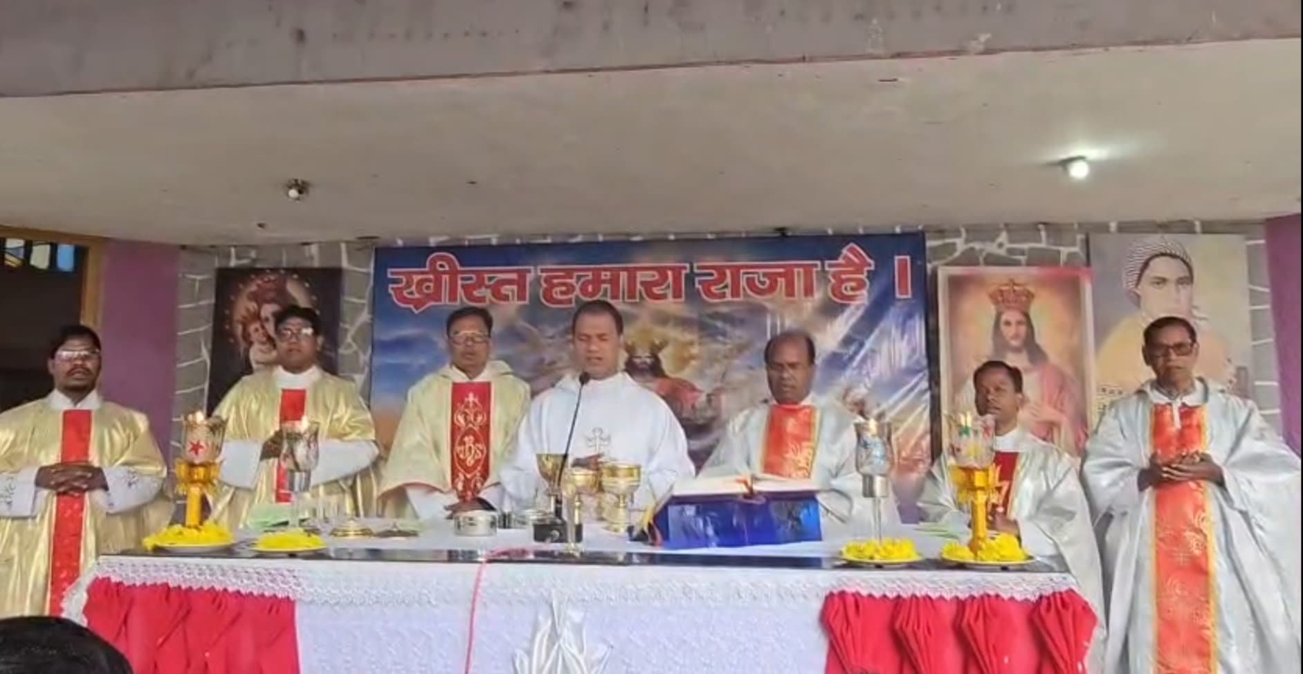 प्रार्थना करते पल्ली पुरोहित