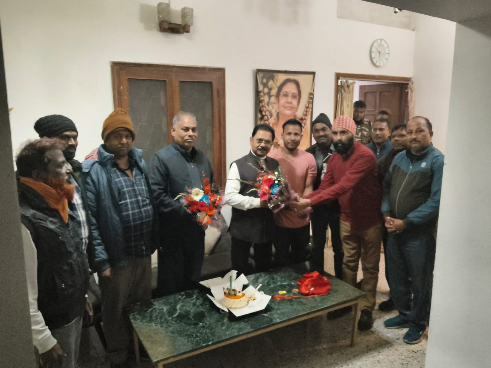 जन्मदिन की बधाई देते ट्रक ओनर एसोसिएशन के पदाधिकारी