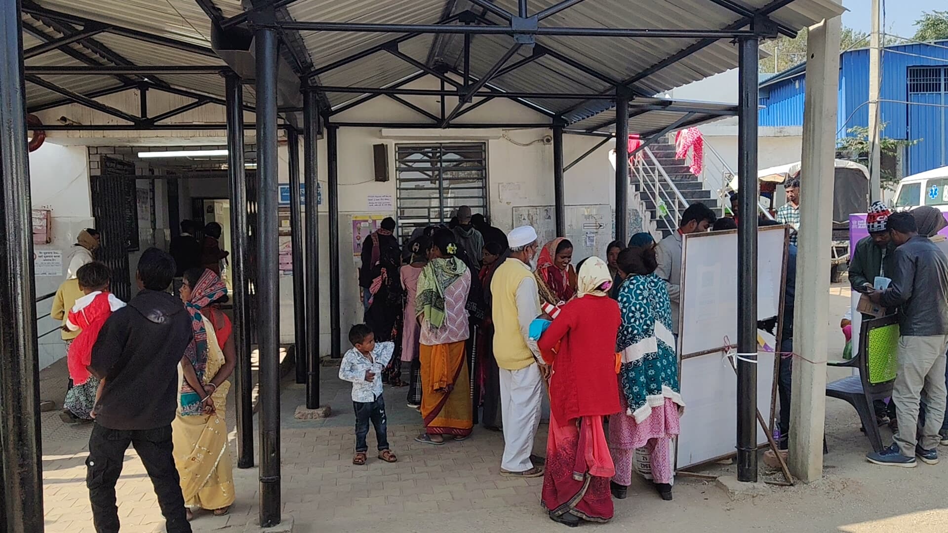 सदर अस्पताल में मौजूद मरीज