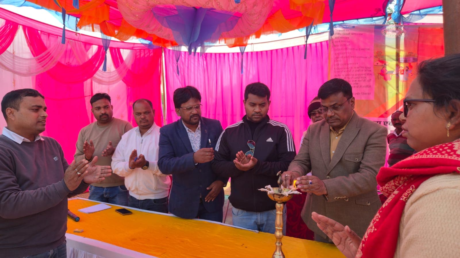 कार्यक्रम का उद्घाटन करते विधायक प्रतिनिधि