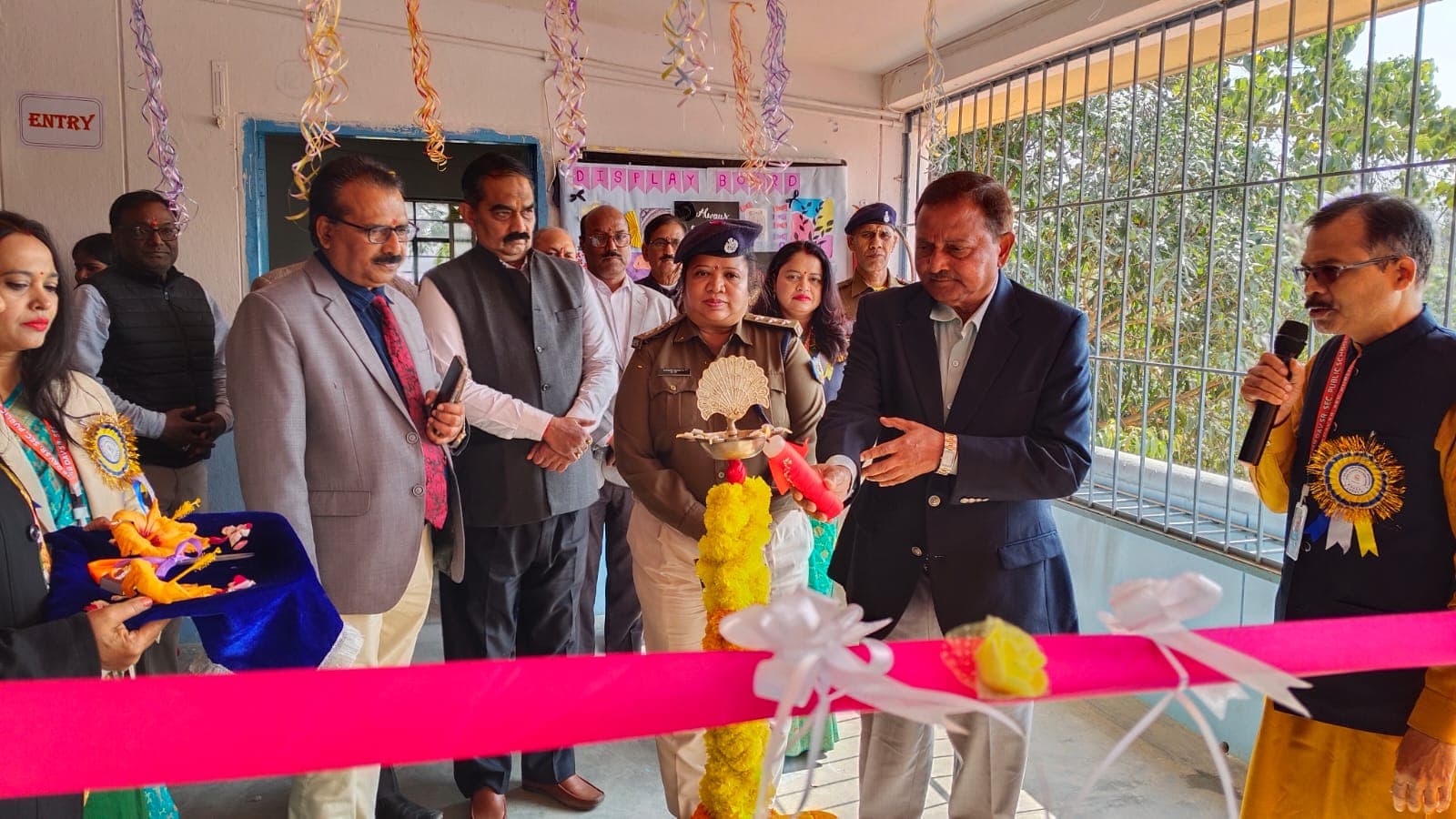 कार्यक्रम का उद्घाटन करते अतिथिगण