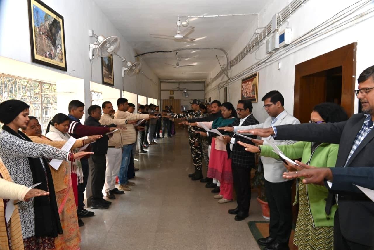 शपथ लेते उपायुक्त व अधिकारीगण