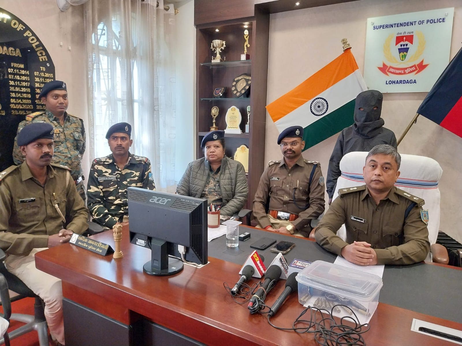 गिरफ्तार नक्सली को प्रस्तुत करते एसपी सादिक अनवर रिजवी व अन्य