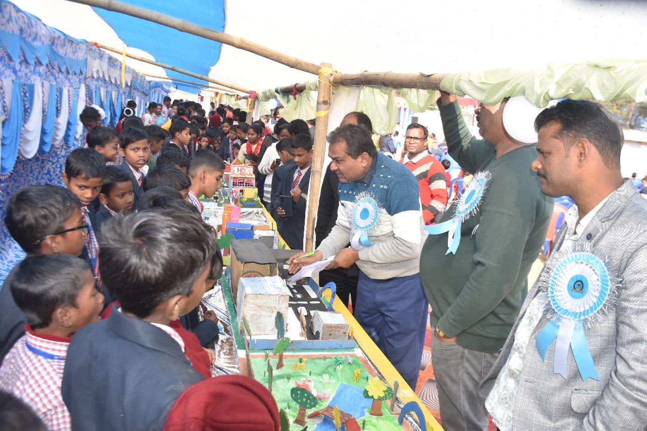 विज्ञान प्रदाशनी का अवलोकन कार्य अतिथि