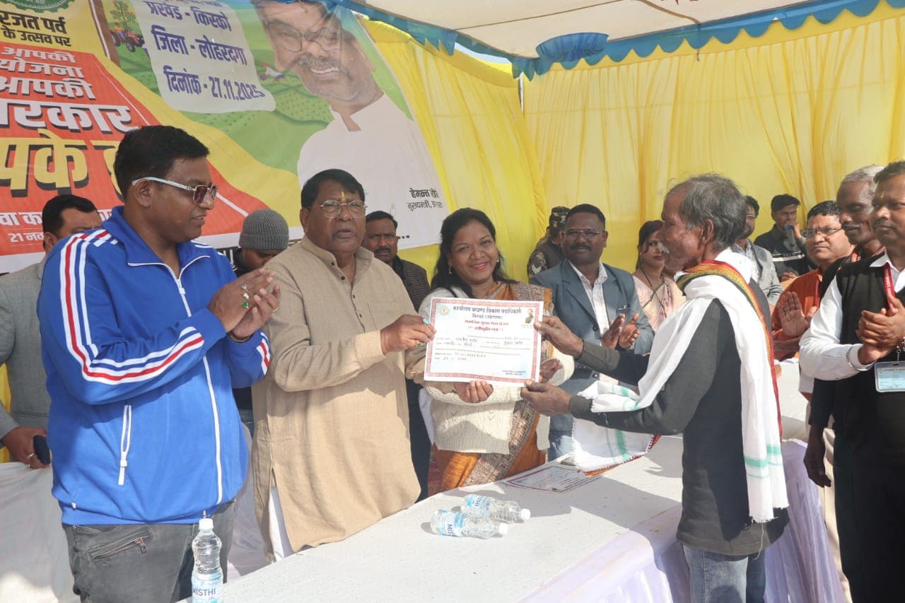 लाभुक को योजना का लाभ प्रदान करते विधायक व अन्य