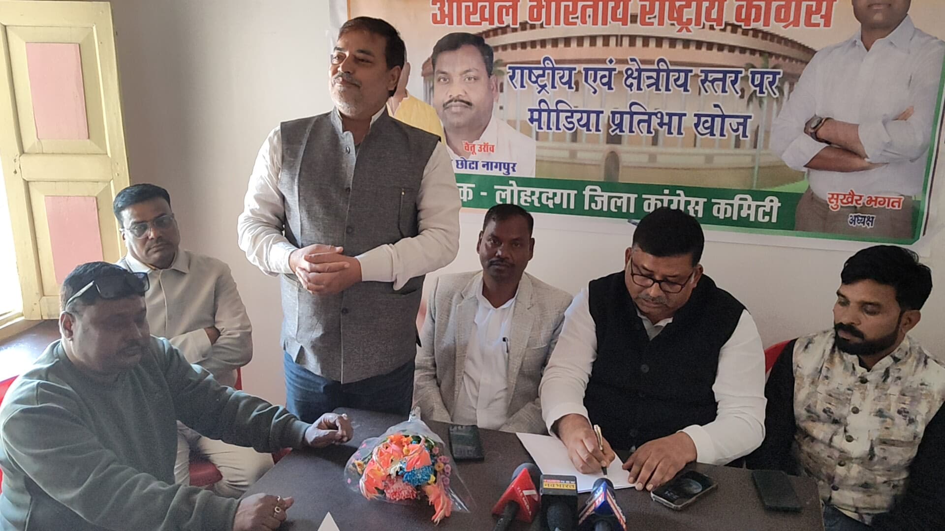 प्रेस वार्ता में उपस्थित प्रवक्ता व पदाधिकारी