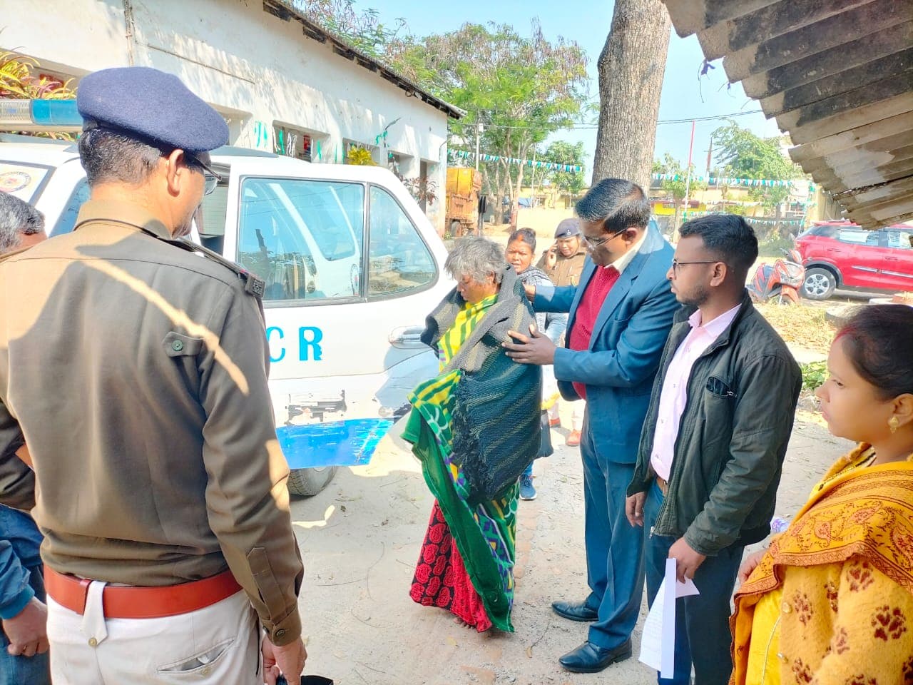 विक्षिप्त महिला को रिनपास भेजते डीएलएसए सचिव व अन्य
