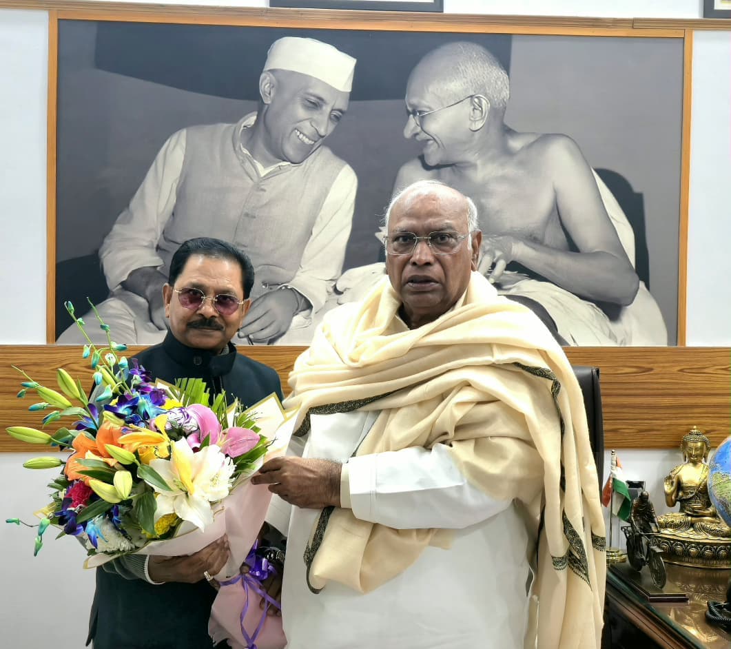 बुके देकर अभिवादन करते डीपी साहू