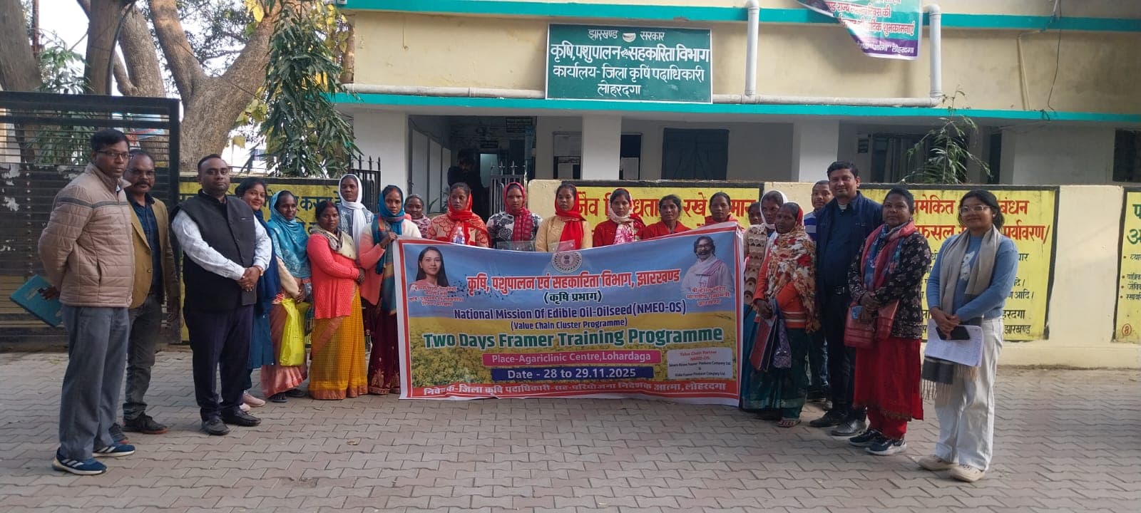 प्रशिक्षण के दौरान उपस्थित किसान व पदाधिकारी