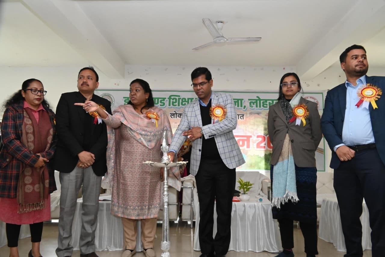 कार्यक्रम का उद्घाटन करते उपायुक्त व जिले के अन्य अधिकारी