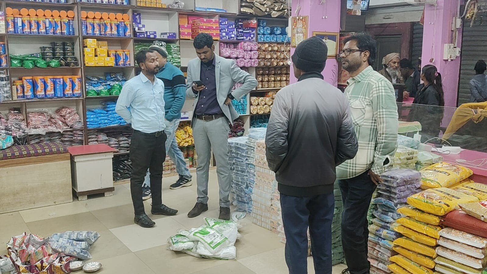 जांच अभियान के दौरान जांच करते अधिकारी