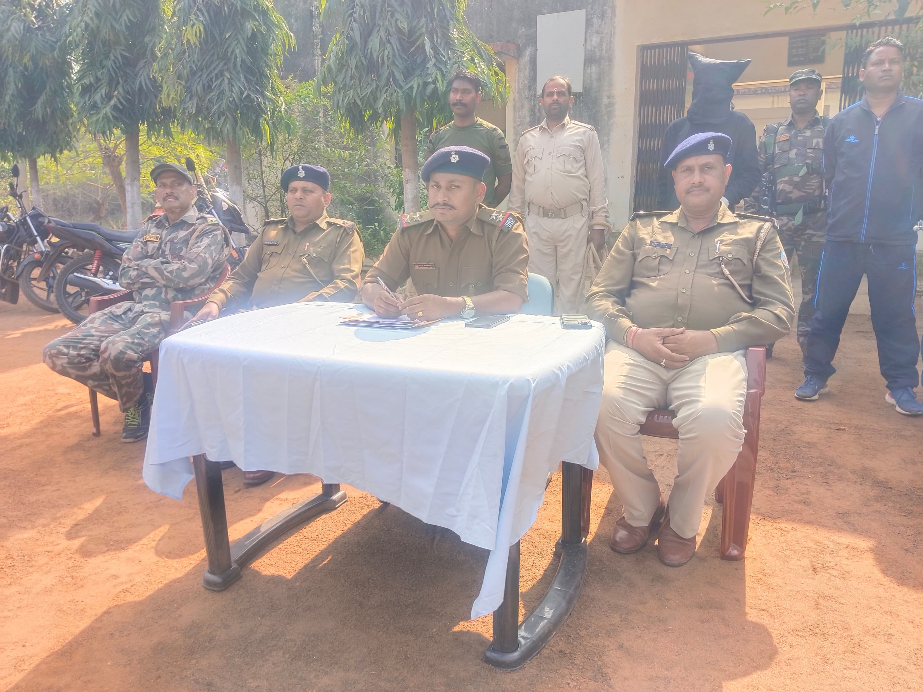 प्रेस वार्ता करते थाना प्रभारी