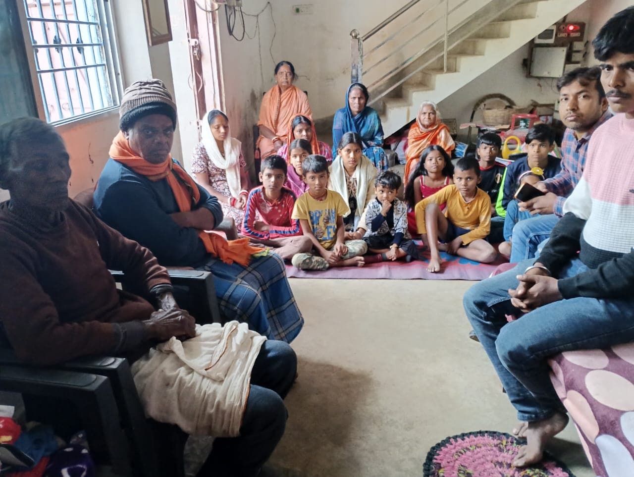 मां की बात कार्यक्रम का श्रवण करते लोग