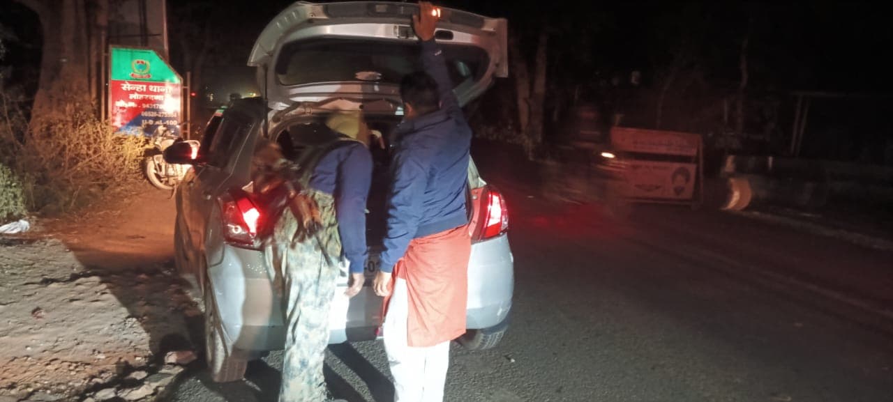 जांच करते पुलिस के जवान