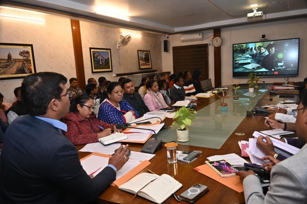 पंचायत कर गोईठ कार्यक्रम में शामिल उपयुक्त व अन्य अधिकारी