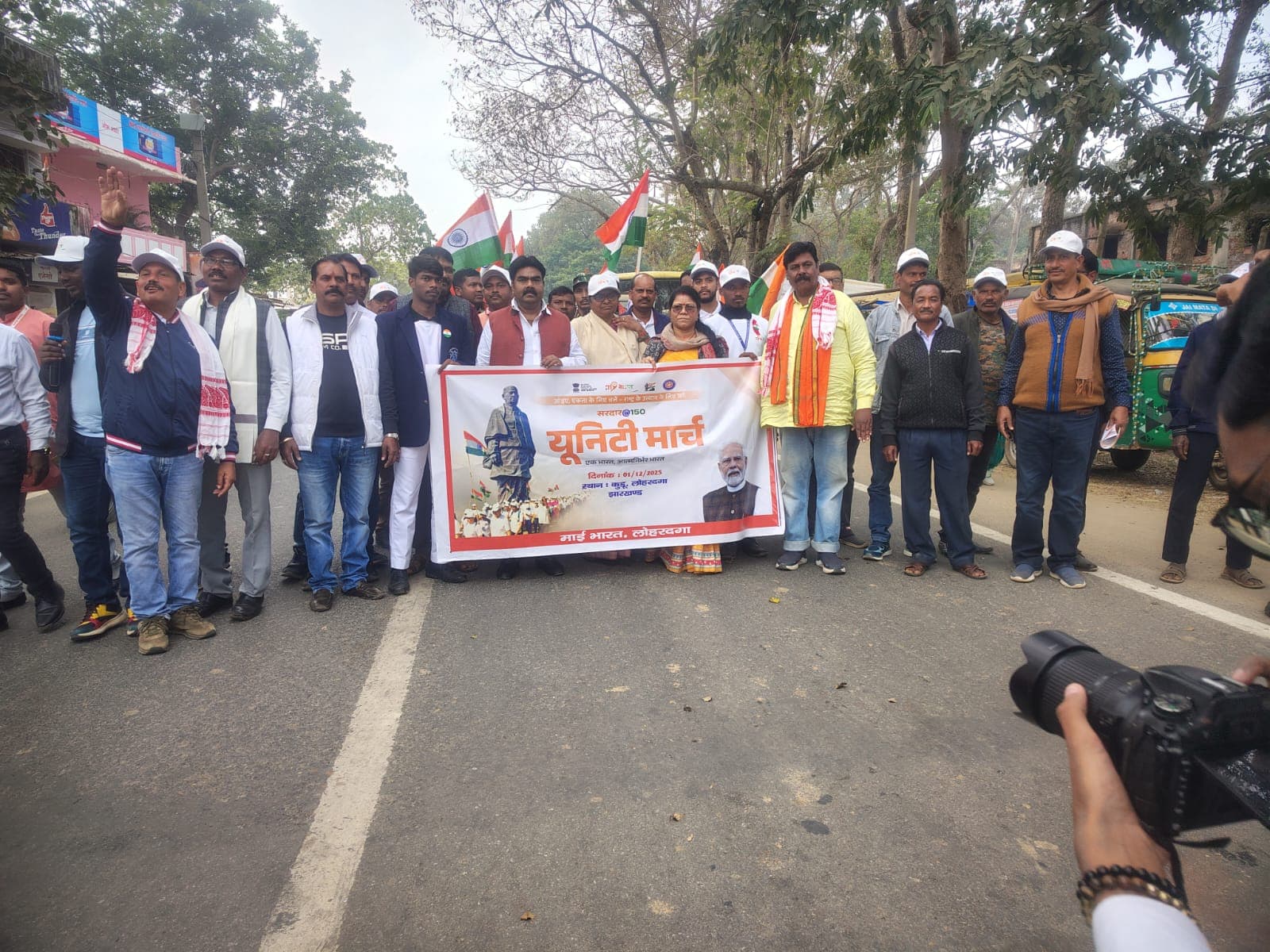 पदयात्रा में शामिल लोग