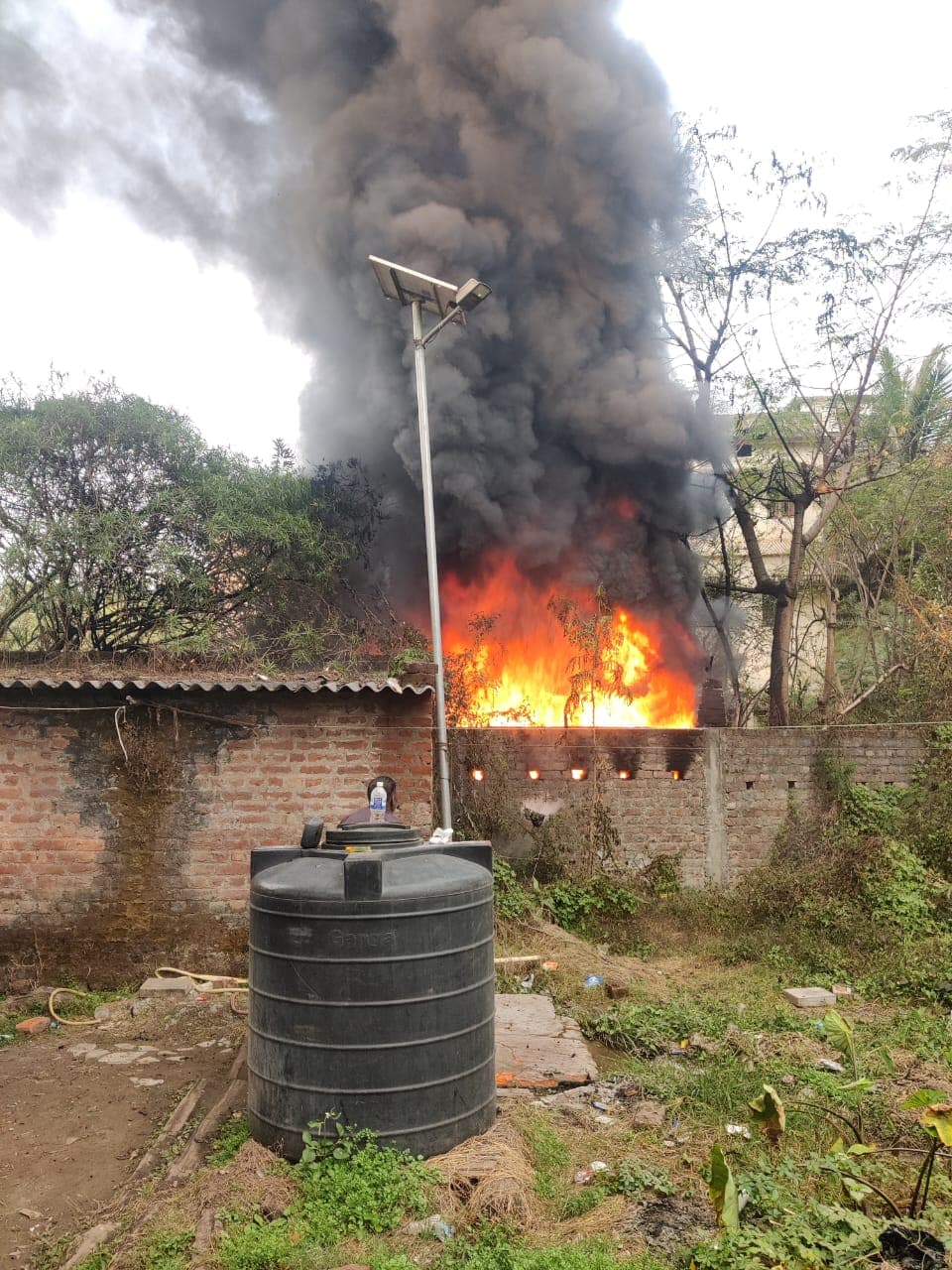 आग लगने के बाद उठता धुंआ
