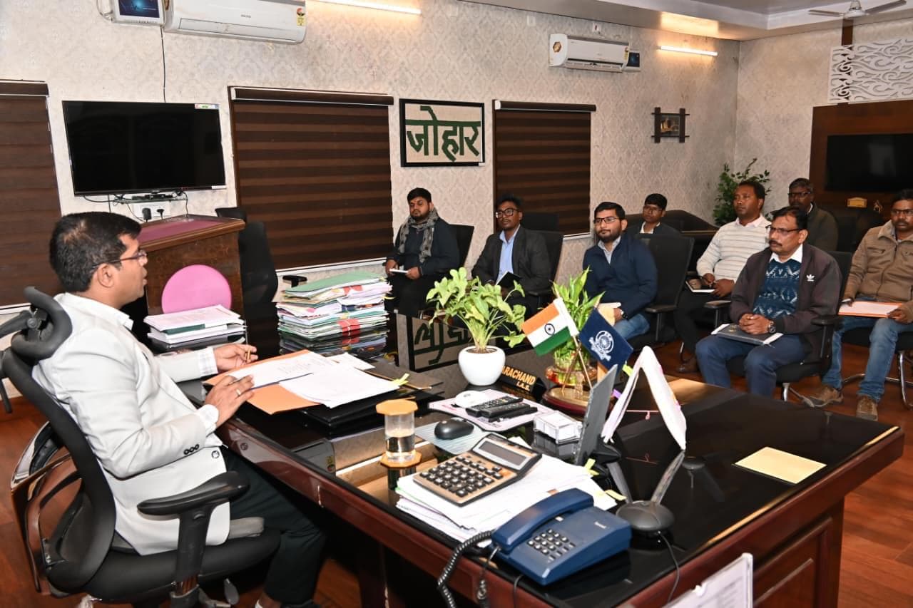 पथ निर्माण विभाग की बैठक करते उपायुक्त