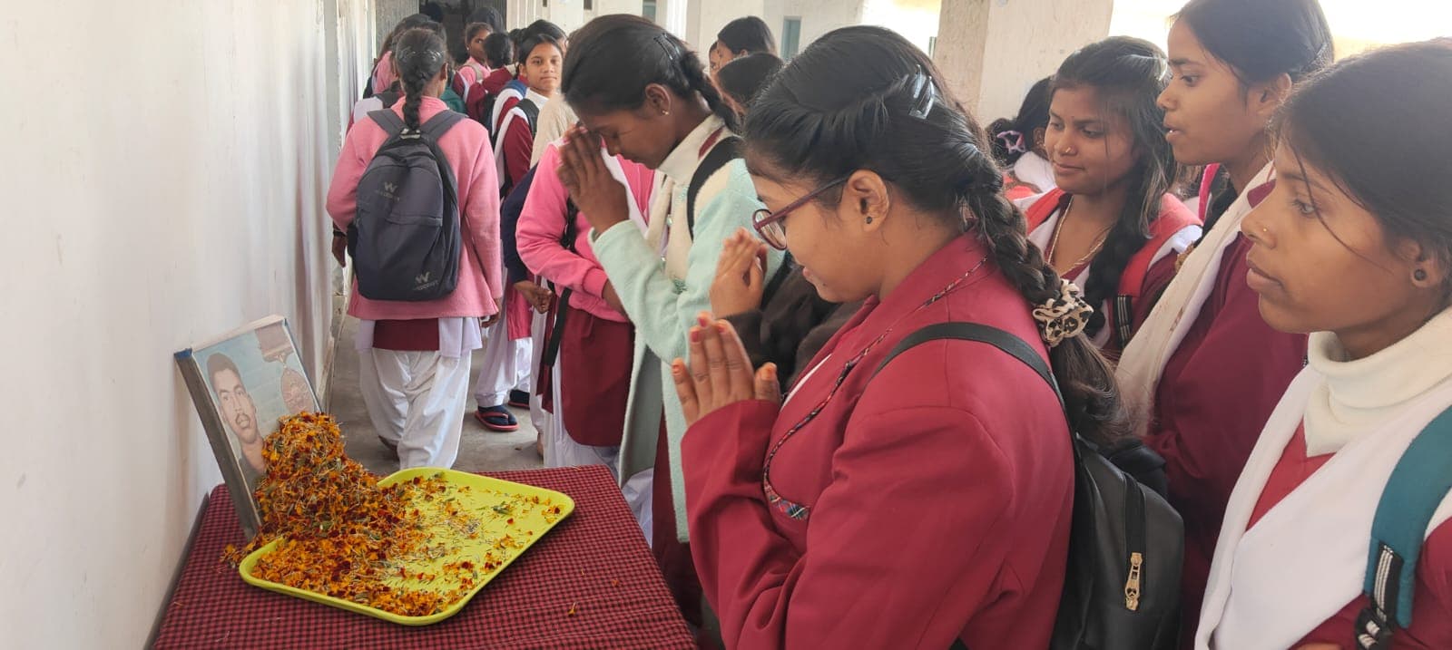 श्रद्धांजलि अर्पित करतीं छात्राएं