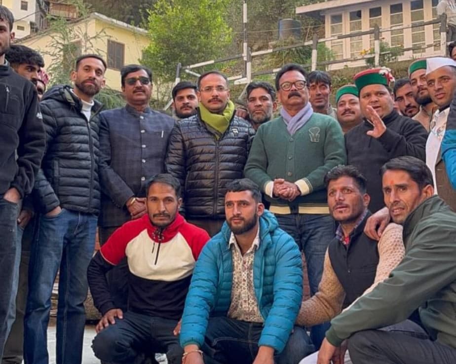 कांग्रेसी कार्यकर्ताओं और पदाधिकारियों के साथ सांसद सुखदेव भगत भगत
