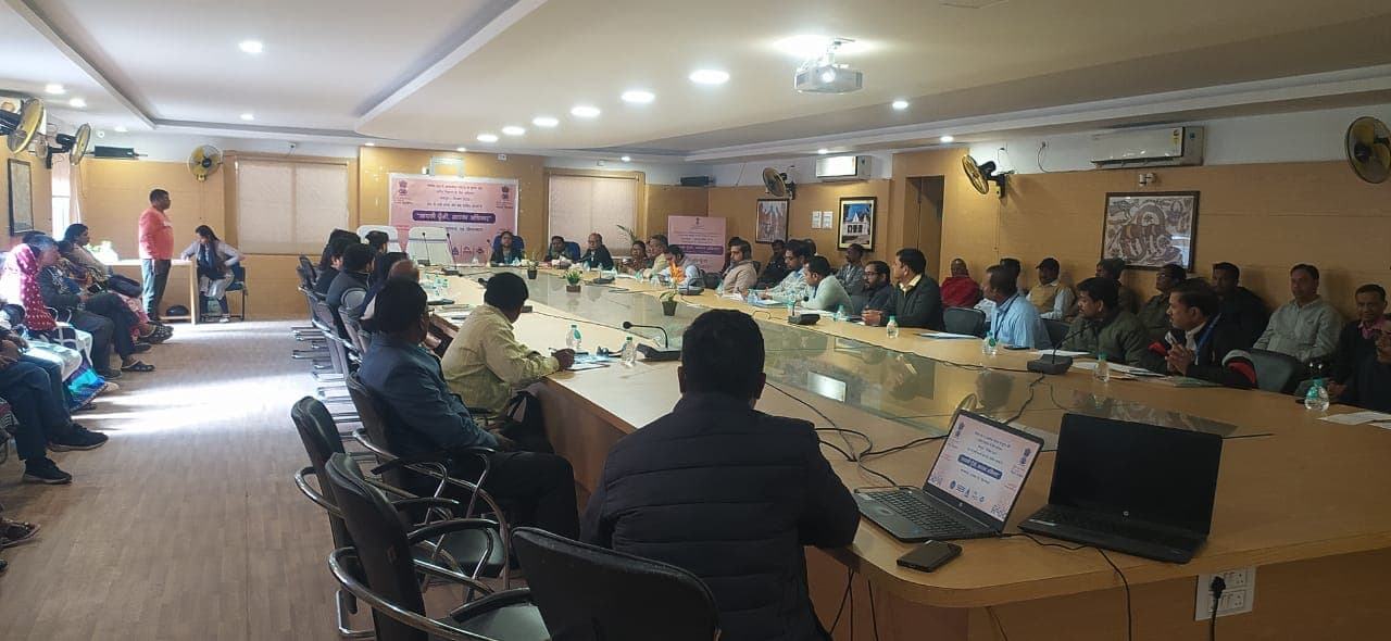 कार्यक्रम में उपस्थित अधिकारी व अन्य