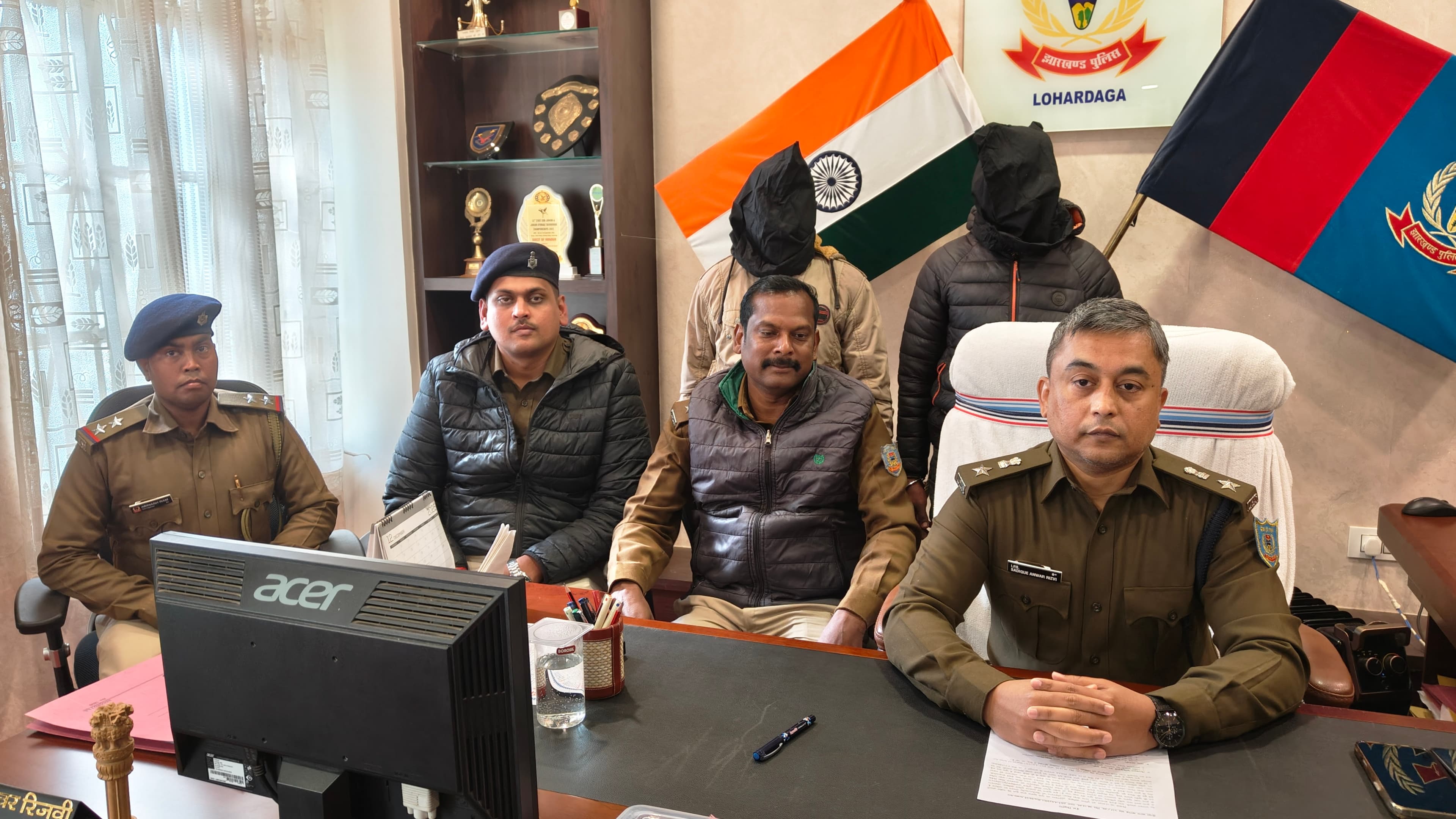 मीडिया के समक्ष आरोपियों को प्रस्तुत करते एसपी