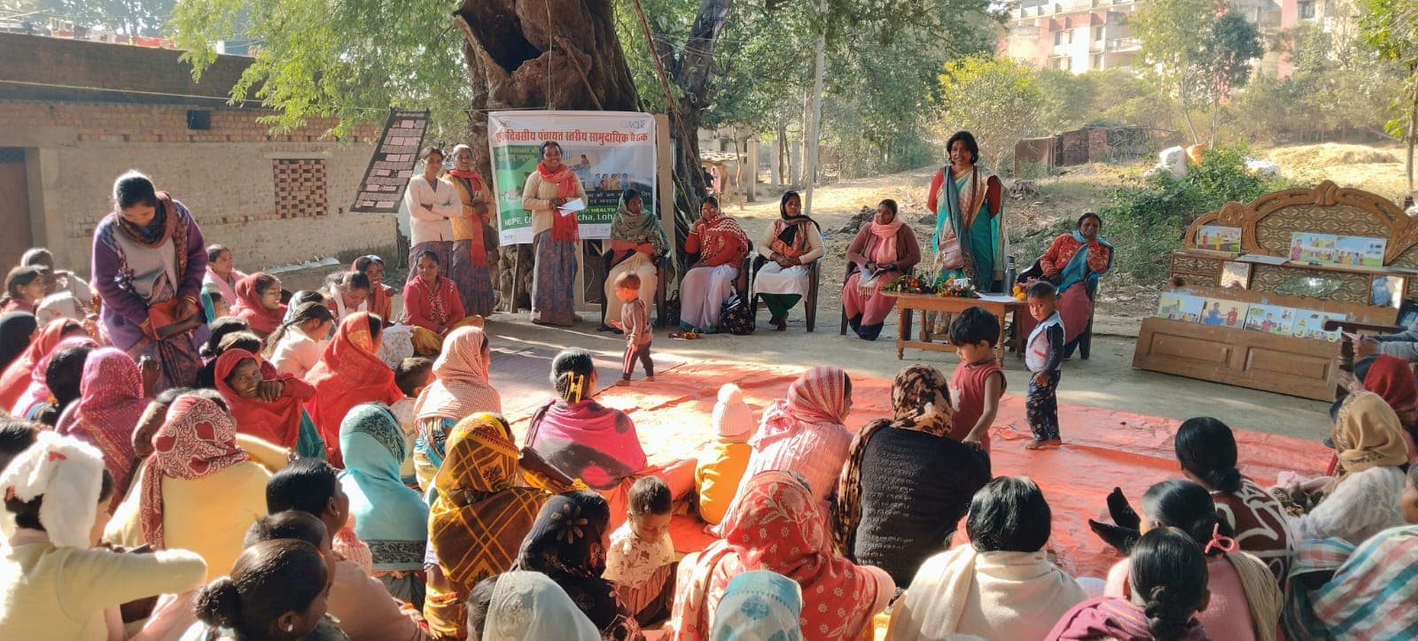 बैठक को संबोधित करती होप की मैनेजिंग ट्रस्टी