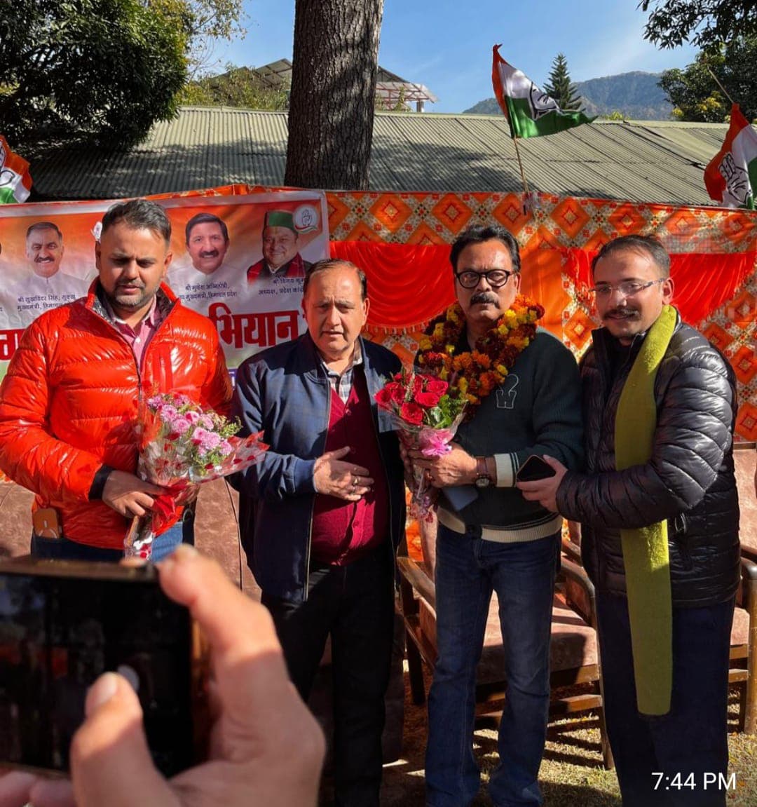 सांसद को बुके देकर स्वागत करते