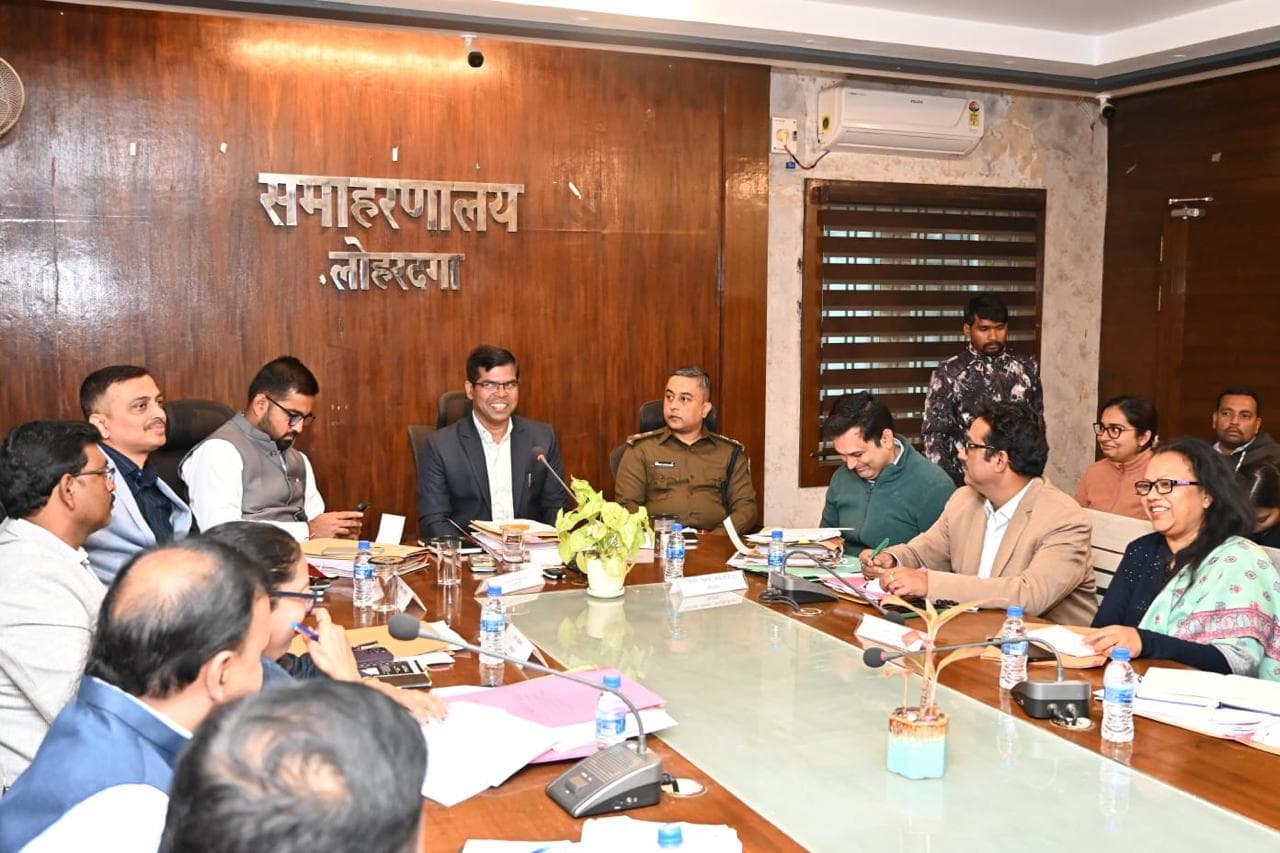 बैठक करते उपयुक्त व अन्य अधिकारी