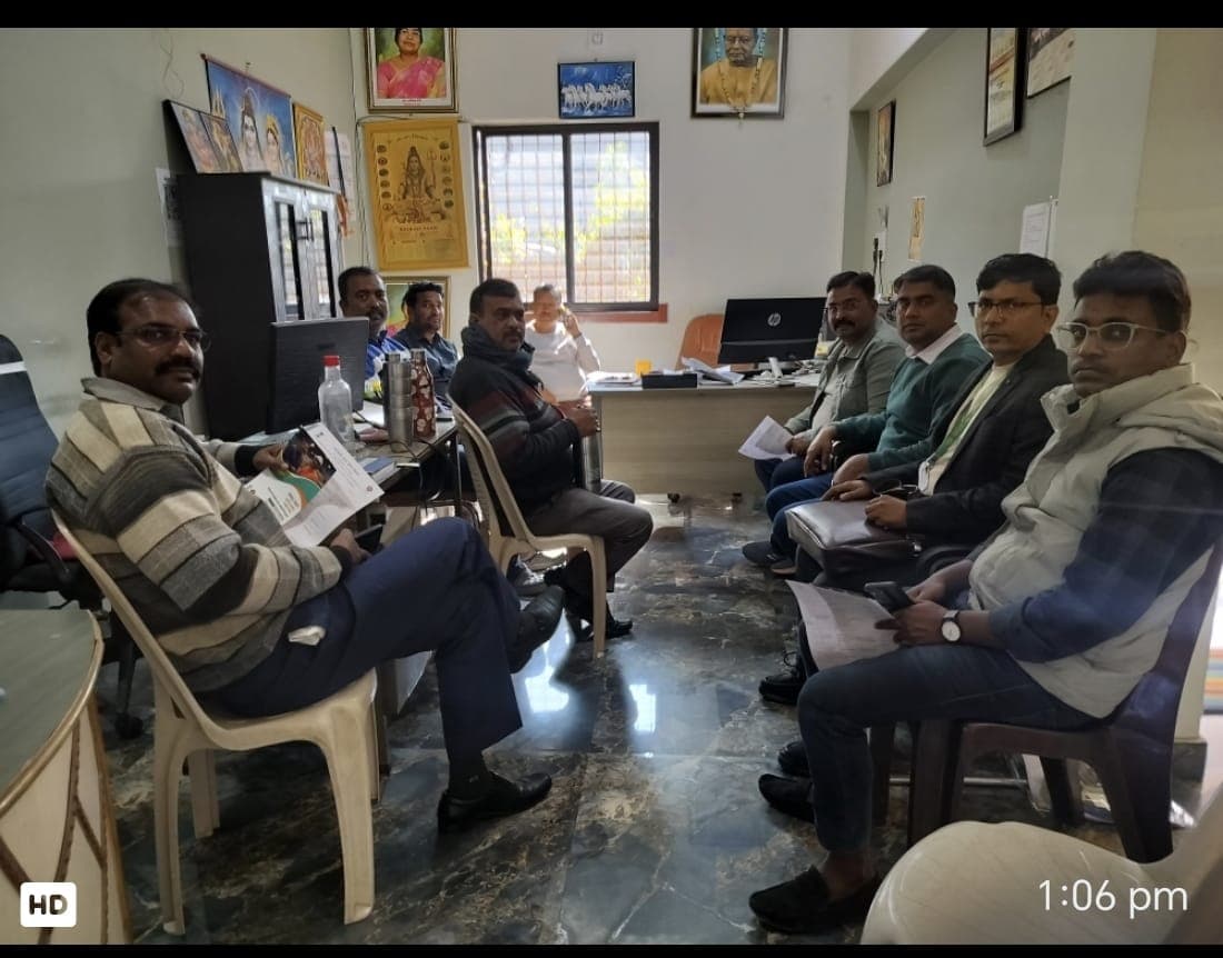 बैठक में शामिल पदाधिकारी व व्यवसाई