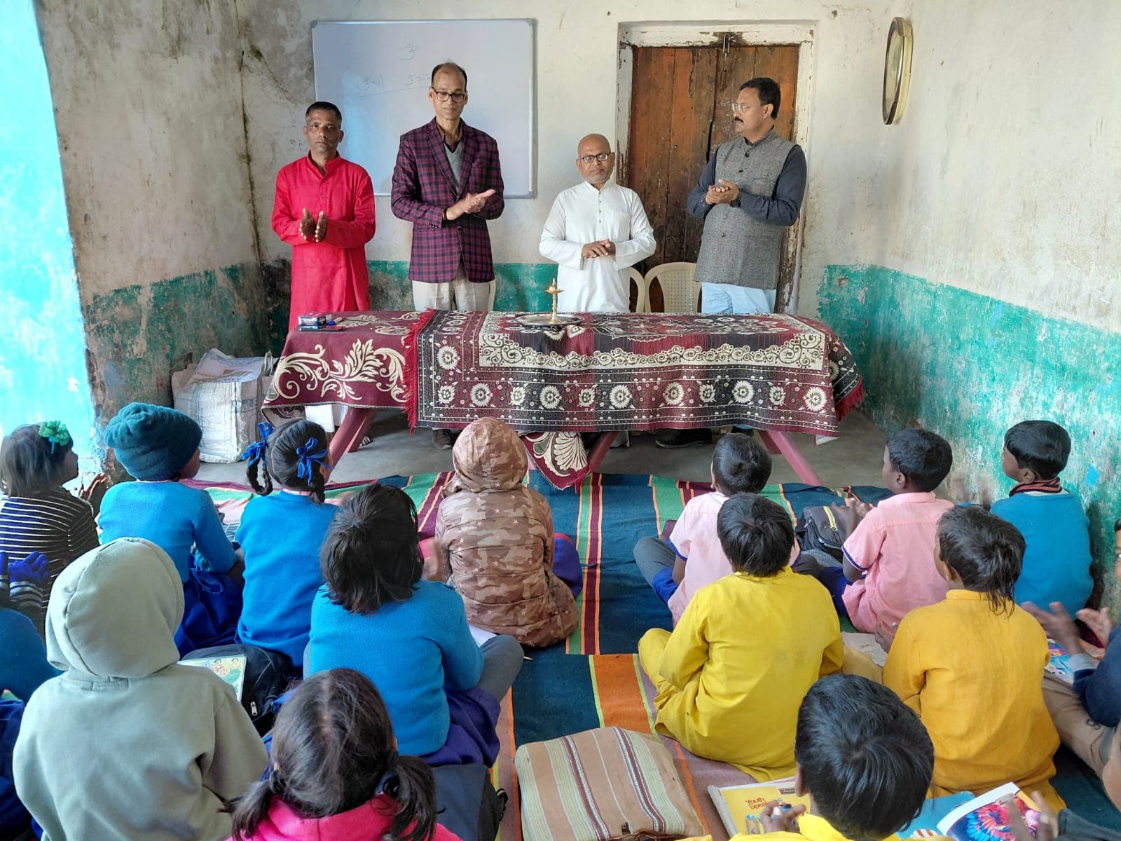 मानवाधिकार दिवस की जानकारी देते अतिथि
