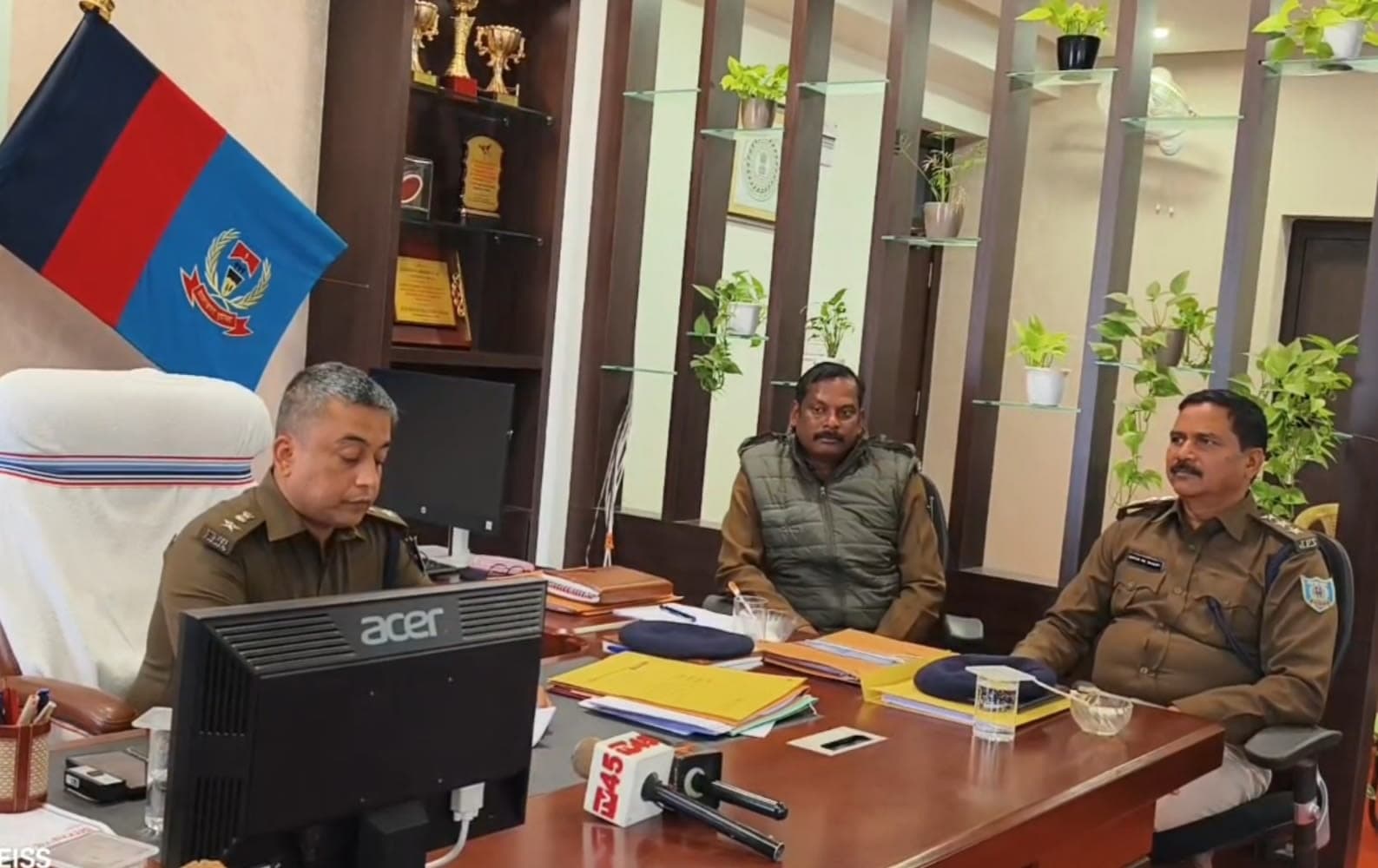 क्राइम मीटिंग करते एसपी व अन्य