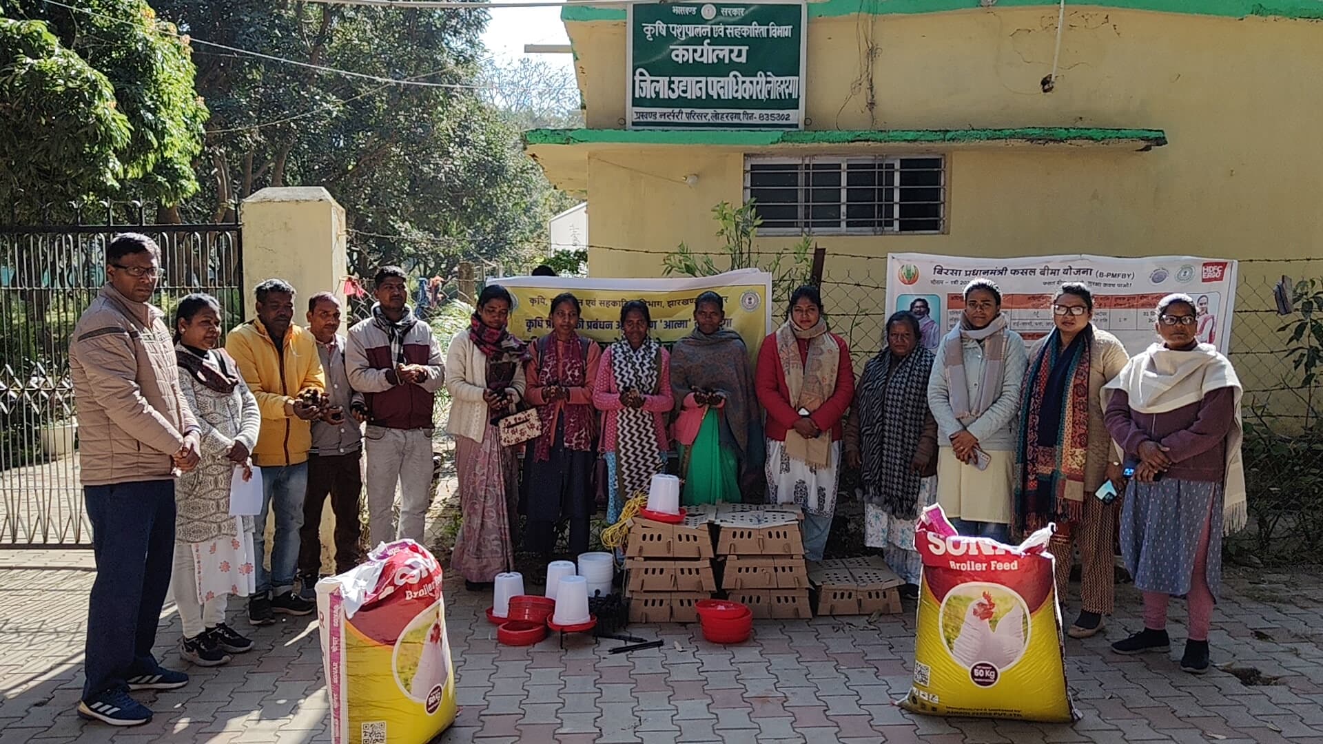 लाभुकों के बीच चूजा का वितरण करते कृषि पदाधिकारी व अन्य