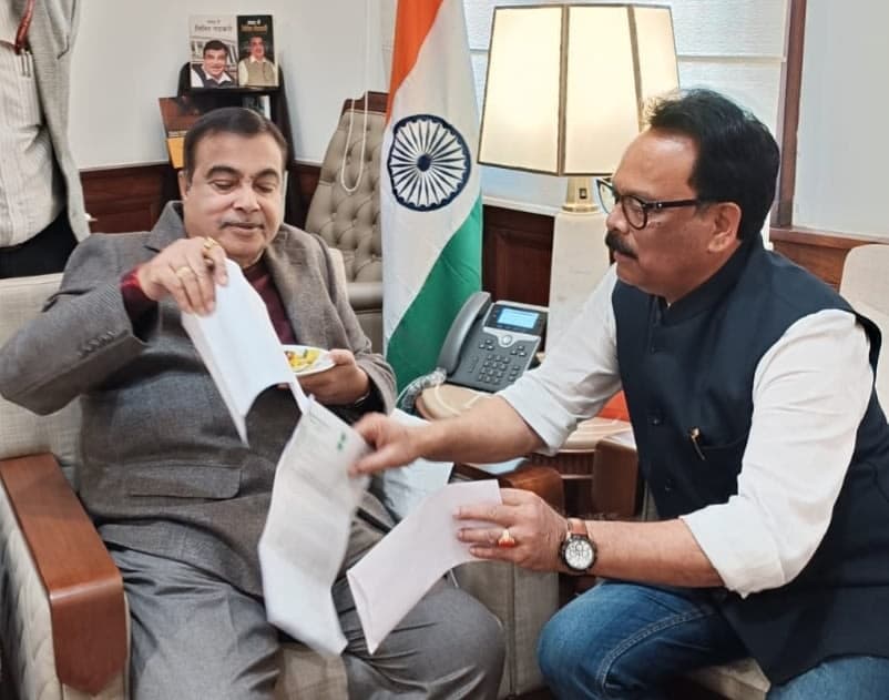 नितिन गडकरी के समक्ष समस्याओं से अवगत कराते सांसद