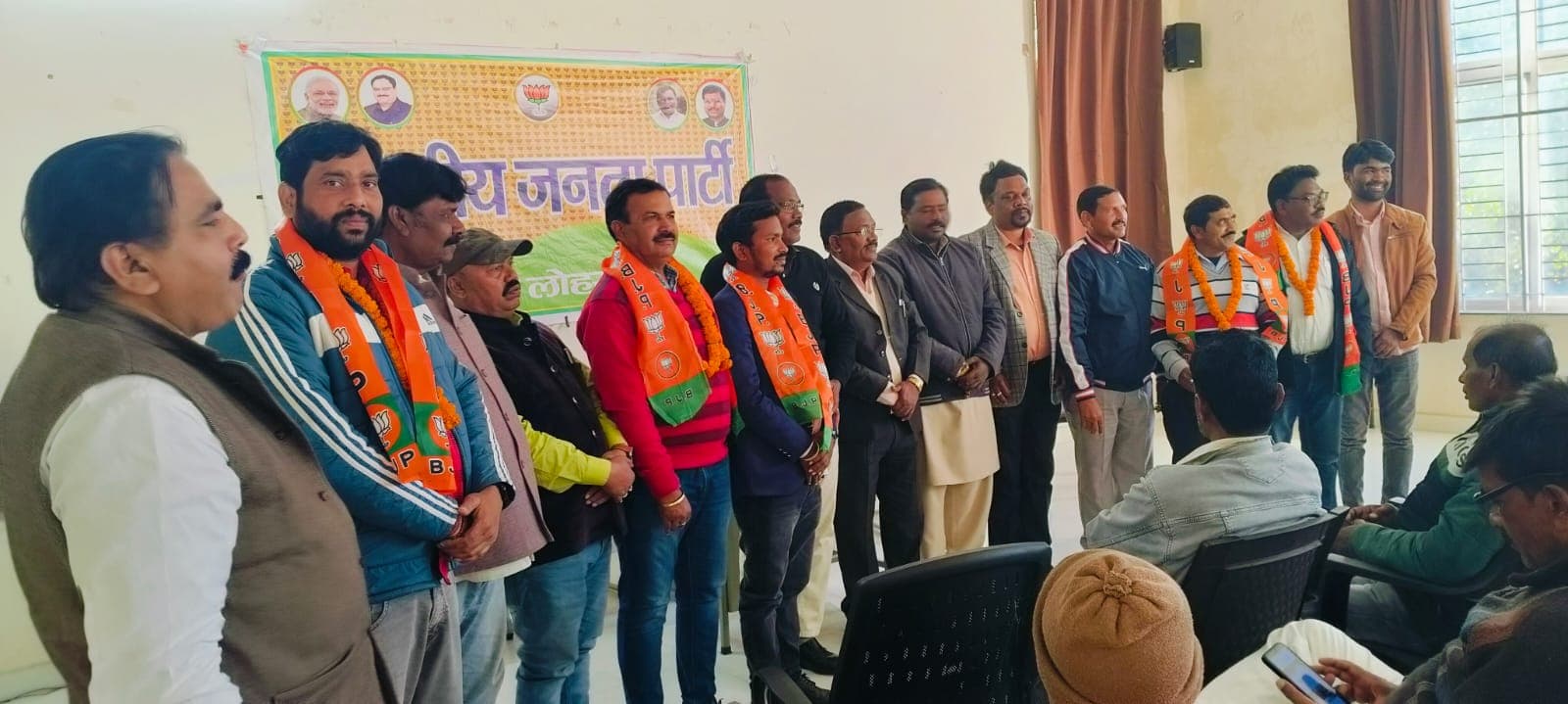 चुनाव के दौरान उपस्थित पदाधिकारी व कार्यकर्ता गण