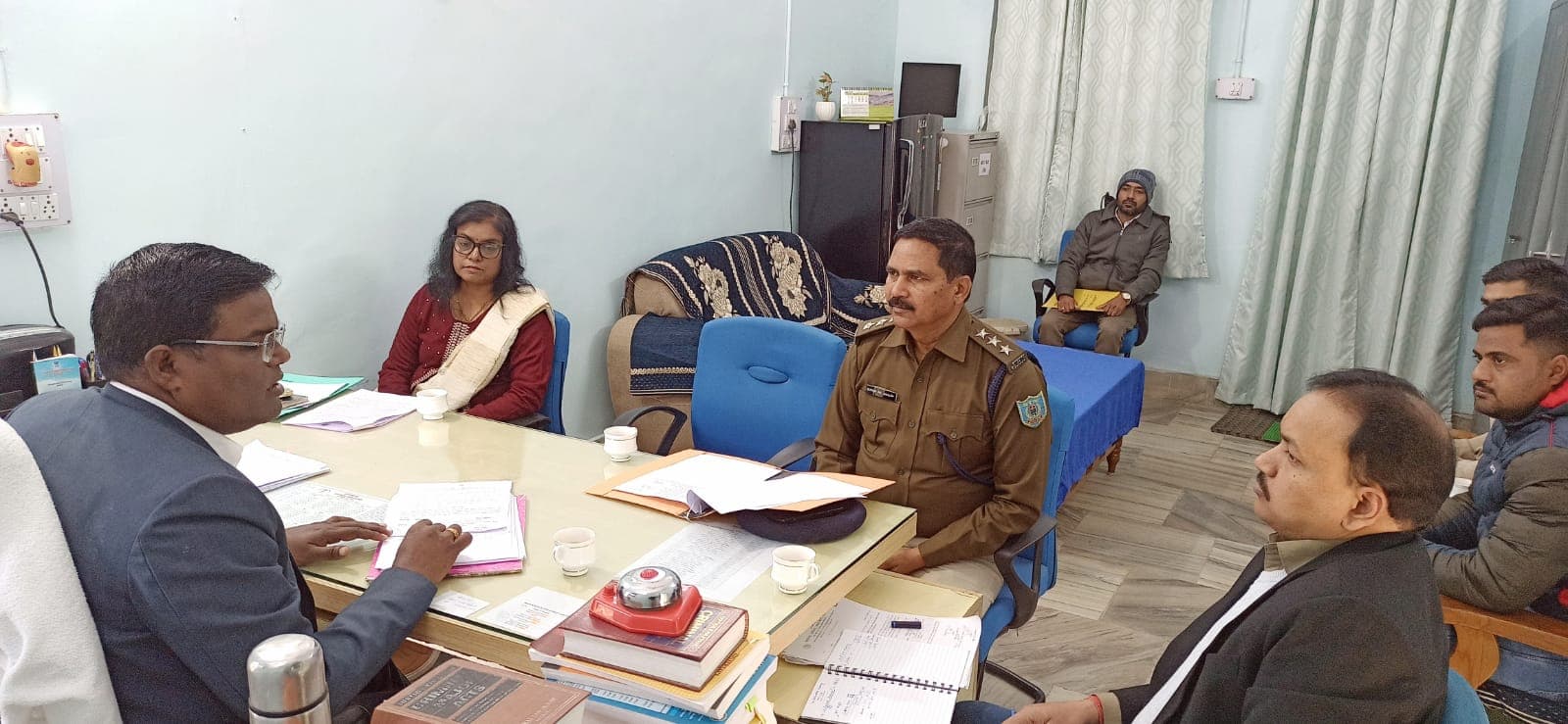निगरानी समिति की बैठक में उपस्थित डालसा सचिव व अन्य अधिकारी