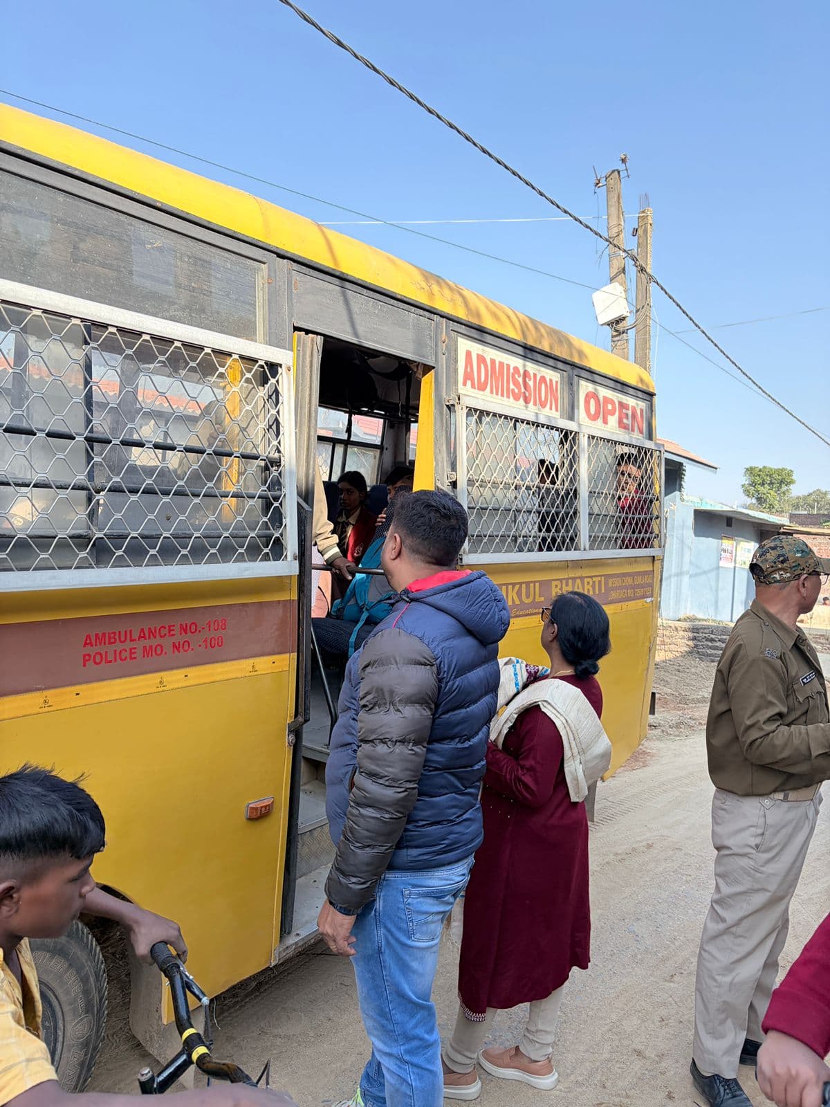 जांच करते परिवहन पदाधिकारी