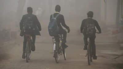 स्कूल जाते बच्चे