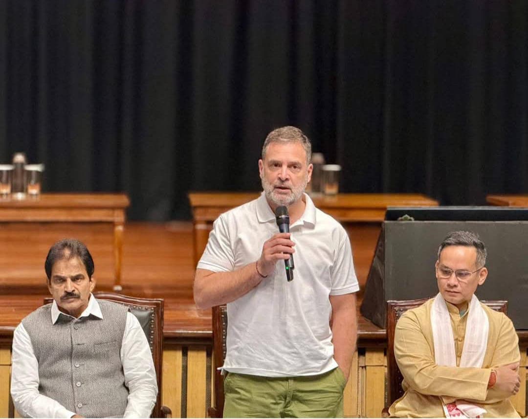बैठक को संबोधित करते नेता प्रतिपक्ष राहुल गांधी