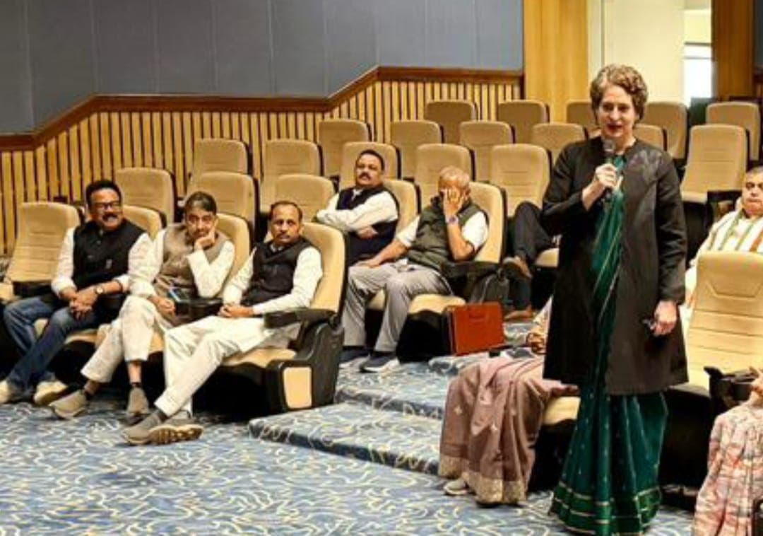 बैठक को संबोधित करते करती प्रियंका गांधी व उपस्थित वह उपस्थित कांग्रेसी