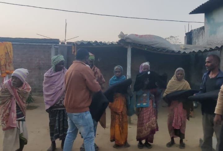कंबल का वितरण करते असलम अंसारी