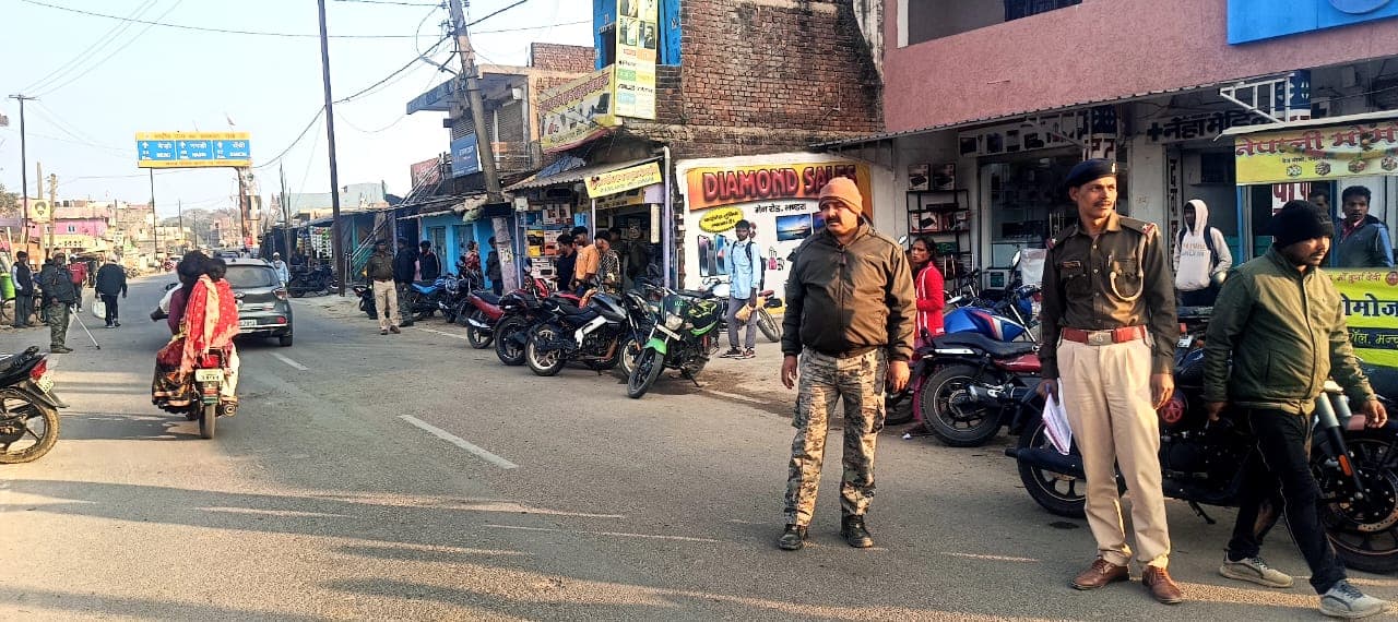 वाहन जांच के दौरान उपस्थित पुलिसकर्मी