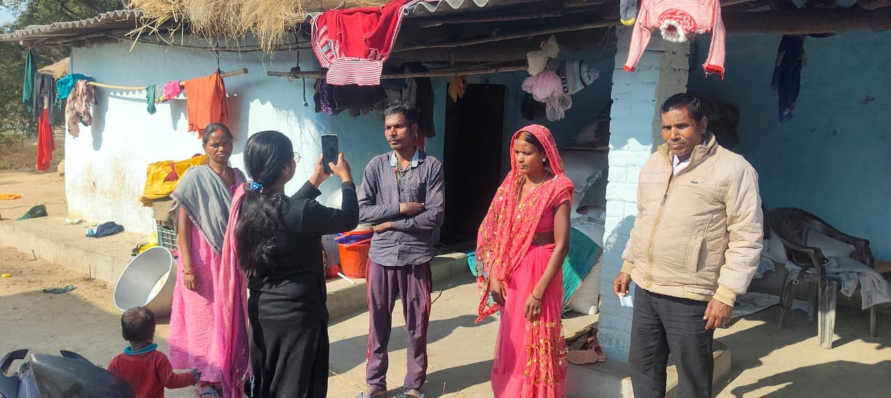 जॉब कार्ड धारियों का ई-केवाईसी करती अधिकारी