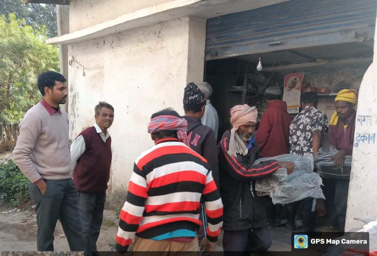 नगर प्रशासक की अगुवाई में दुकान को सील करते कर्मी